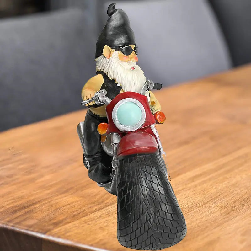 Biker-gnome-statyn - Lamora Sverige